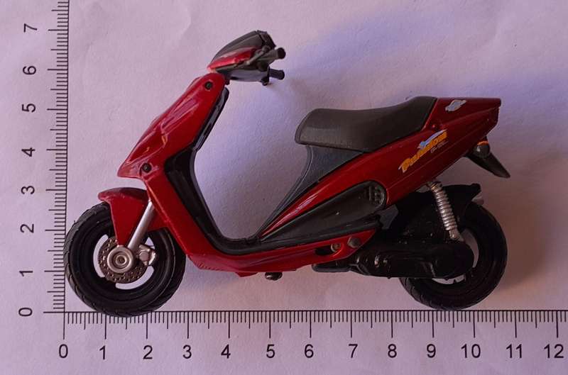 Vintage Maisto Die-Cast Malaguti Phantom F-12.  Scale 1/18.  No Stand.  10cm