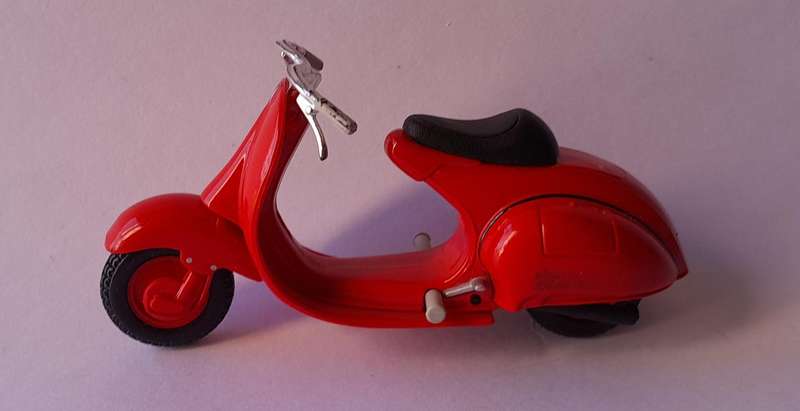 Vintage Maisto Die-Cast Vespa 98cc Corsa (1947).  Scale 1/18.  9.5cm