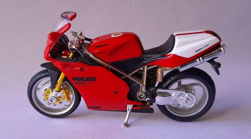 Vintage Bburago Die-Cast Ducati 998R. Scale 1/18.  11.5cm