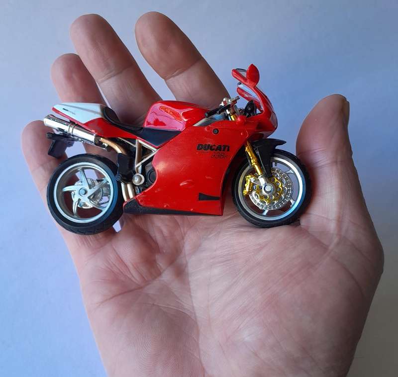 Vintage Bburago Die-Cast Ducati 998R. Scale 1/18.  11.5cm