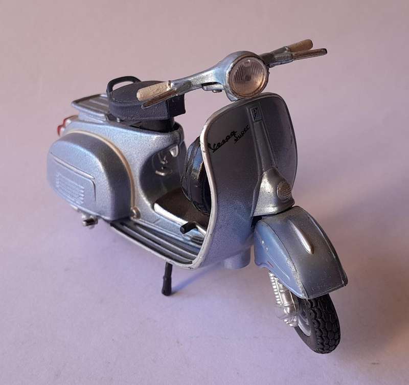 Vintage Maisto Die-Cast Vespa 150 Super (1965).  9.5cm