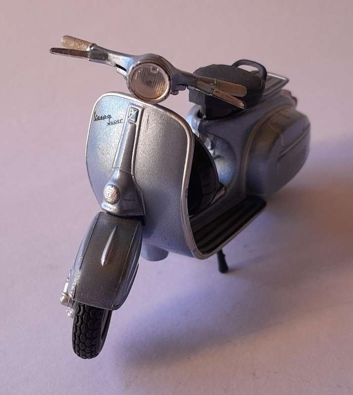 Vintage Maisto Die-Cast Vespa 150 Super (1965).  9.5cm