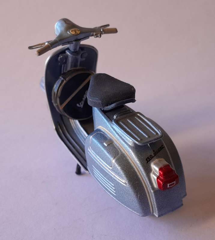 Vintage Maisto Die-Cast Vespa 150 Super (1965).  9.5cm