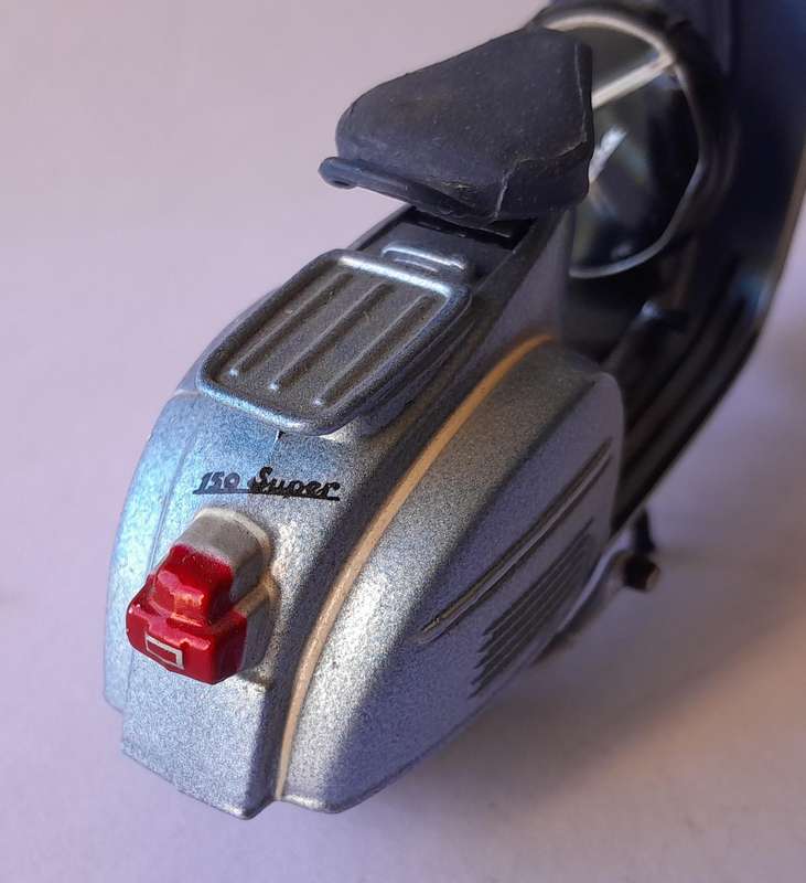 Vintage Maisto Die-Cast Vespa 150 Super (1965).  9.5cm