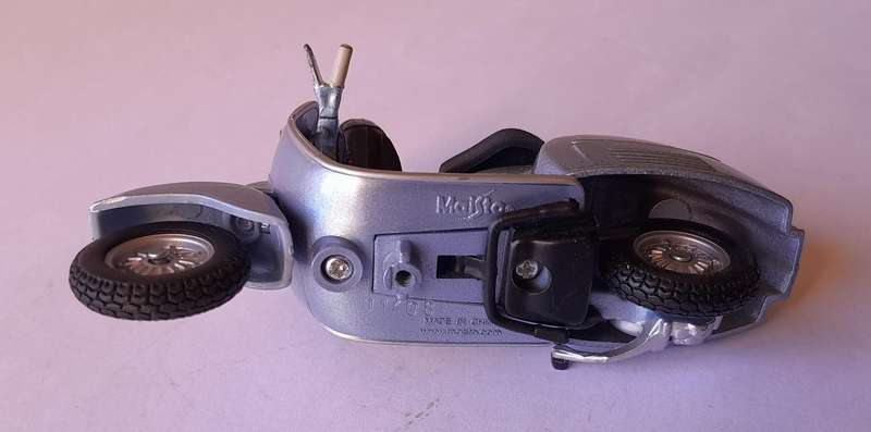 Vintage Maisto Die-Cast Vespa 150 Super (1965).  9.5cm