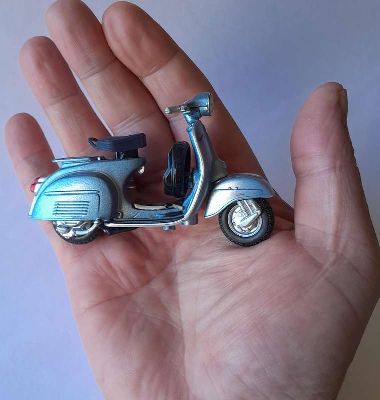 Vintage Maisto Die-Cast Vespa 150 Super (1965).  9.5cm