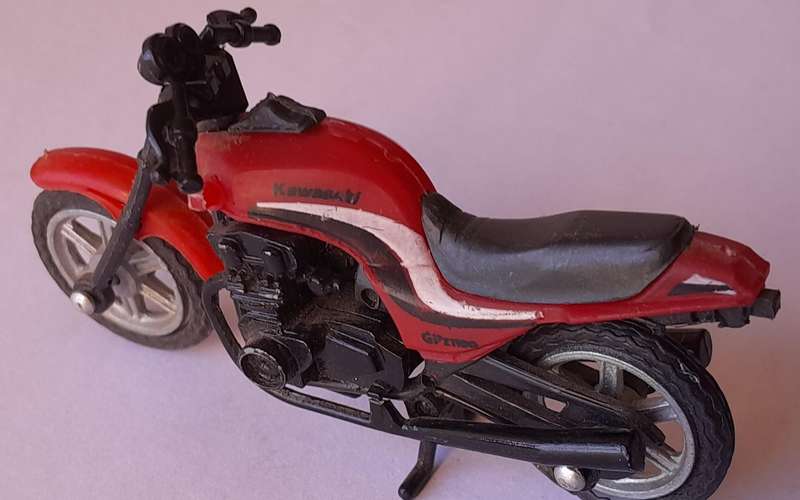 Rare Vintage Kawasaki GPZ 1100. Die-Cast Engine.  No Fairing.  7.5cm