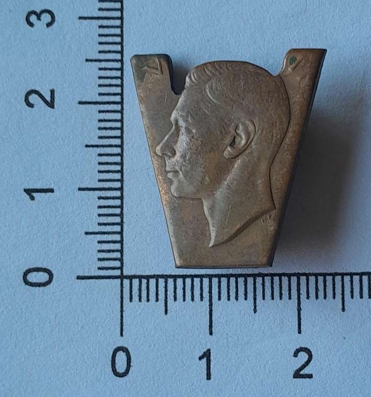 WW2 King George V "For Victory" Trench Art Badge. (Made from coin).
