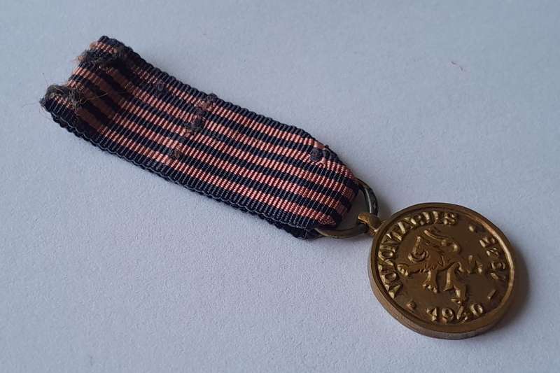 WW2 Belgium  1940 -1945  Volunteers Miniature Medal (Dated Version).
