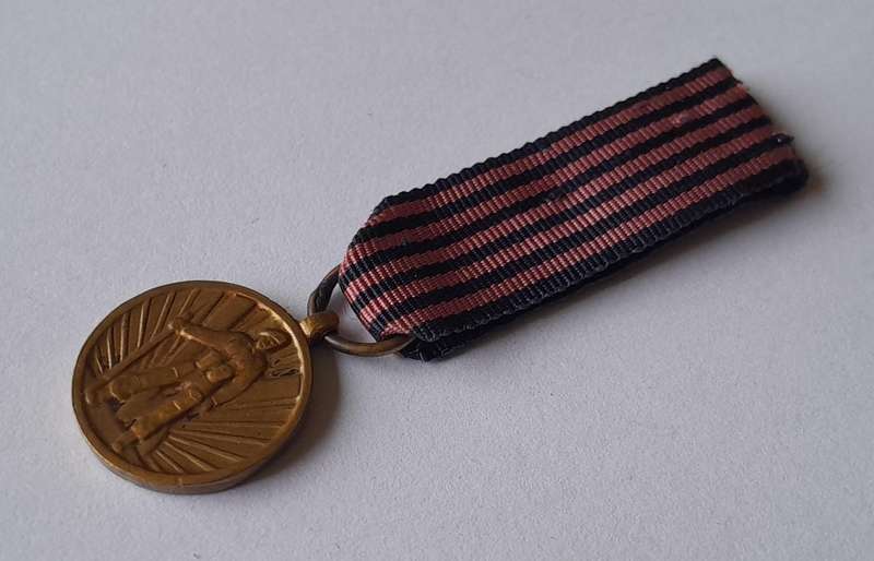 WW2 Belgium  1940 -1945  Volunteers Miniature Medal (Dated Version).
