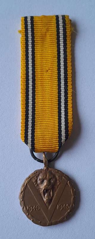 WW2 Belgium Victory 1940 - 1945 Miniature Medal.