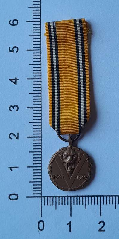 WW2 Belgium Victory 1940 - 1945 Miniature Medal.