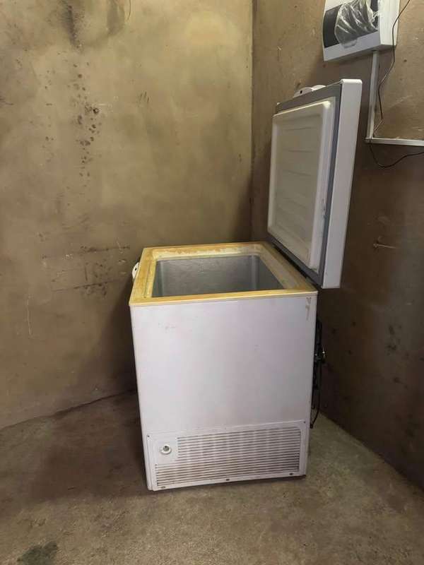 Defy 195L chest freezer, Model DMF470