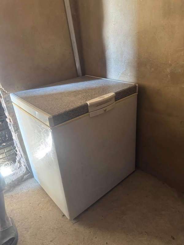 Defy 195L chest freezer, Model DMF470