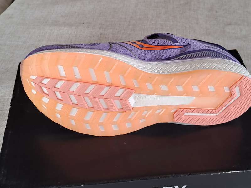 Saucony Triumph ISO 5 ladies running shoe- size UK 8 / US 10 / EUR 42 / CM 26.5