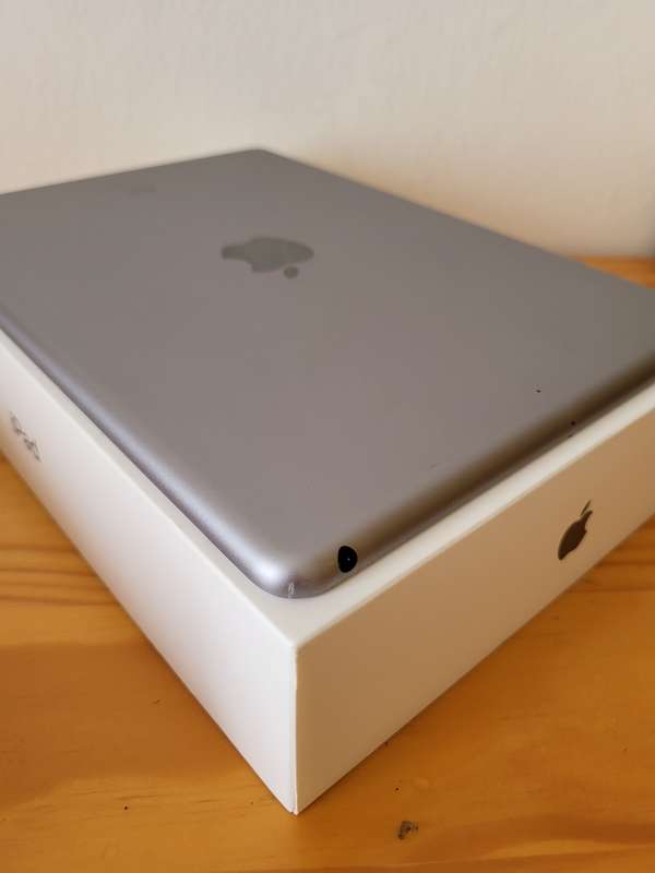 MINT iPAD 5TH GEN | BOXED WITH ACCESSORIES