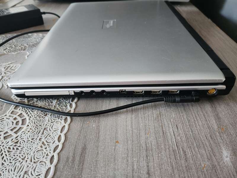 FUJITSU AMILO M1424 LAPTOP FOR SALE PLEASE READ AD !!!!