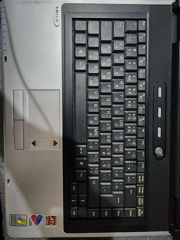 FUJITSU AMILO M1424 LAPTOP FOR SALE PLEASE READ AD !!!!