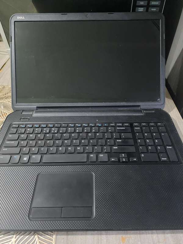 DELL INSPIRON 3737 I7 LAPTOP FOR SAPRES OR TO REPAIR PLEASE READ AD !!!