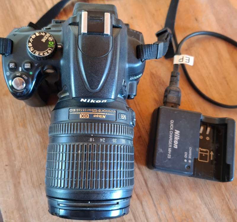 NIKON D5000 plus original charger and lithium ion battery (read text)