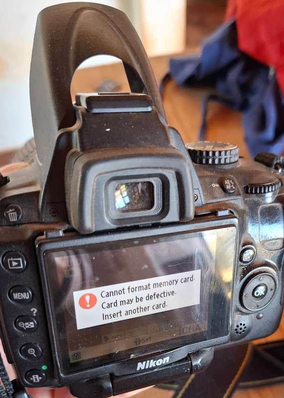 NIKON D5000 plus original charger and lithium ion battery (read text)