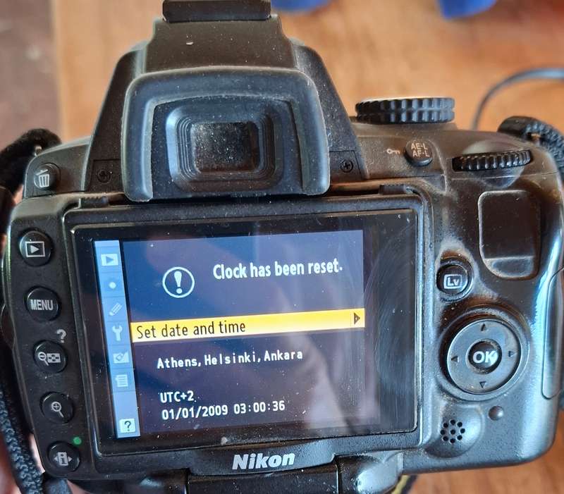 NIKON D5000 plus original charger and lithium ion battery (read text)