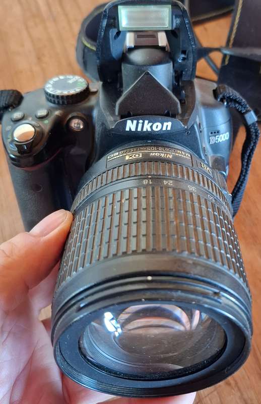 NIKON D5000 plus original charger and lithium ion battery (read text)