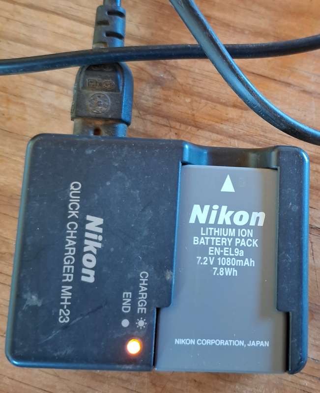 NIKON D5000 plus original charger and lithium ion battery (read text)