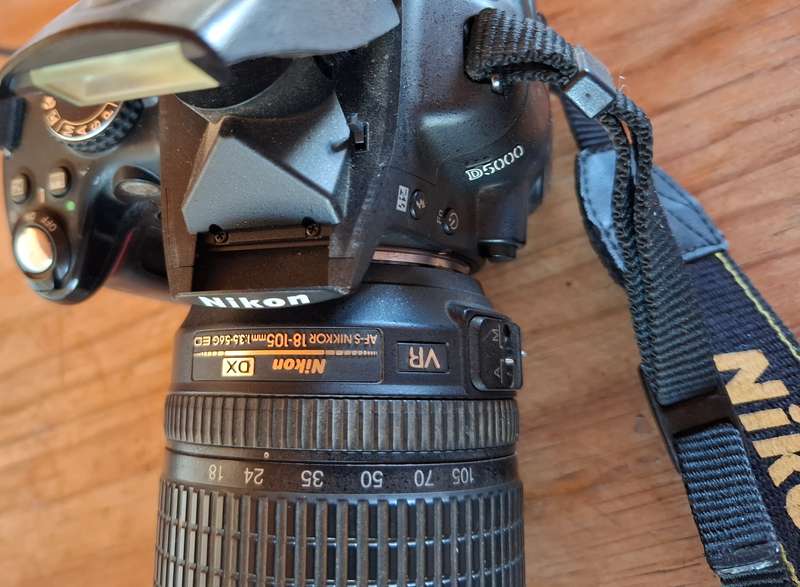 NIKON D5000 plus original charger and lithium ion battery (read text)