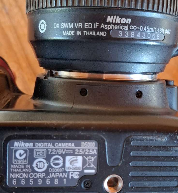NIKON D5000 plus original charger and lithium ion battery (read text)