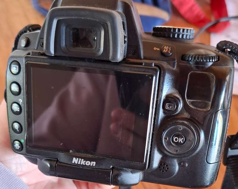 NIKON D5000 plus original charger and lithium ion battery (read text)