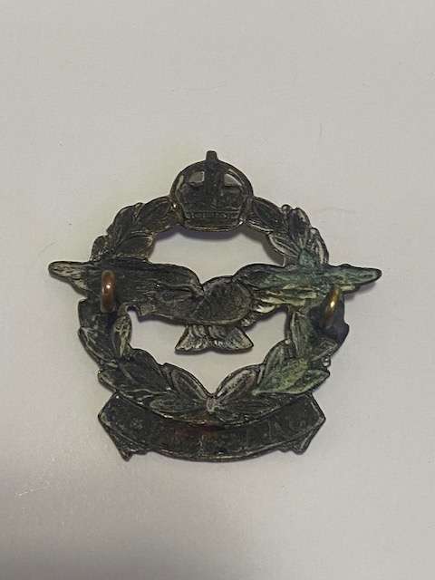 WW2 South african Airforce Kings Crown Officers Gilt Cap Badge. Original