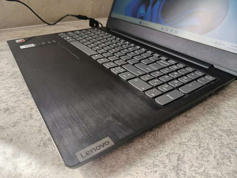 Lenovo A6 AMD 9th Gen 8gig Ram ddr4 512ssd + 500gb HD