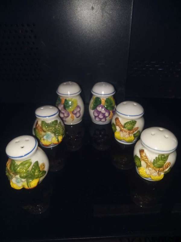 Assorted salt and pepper shakers(Lot 1 of 2)