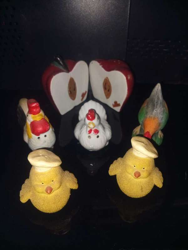 Assorted salt and pepper shakers(Lot 1 of 2)