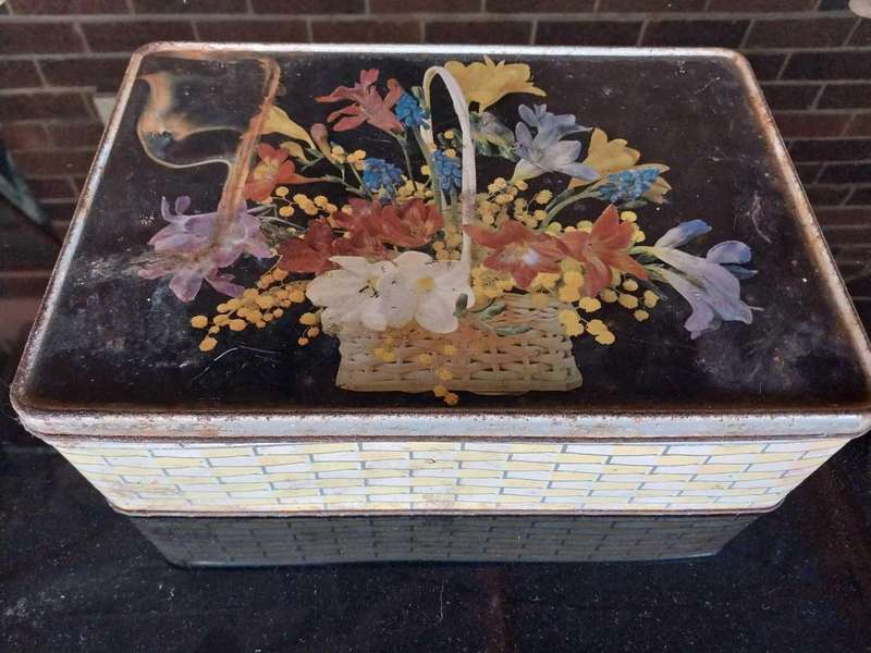 Old collectible bakers LTD cookie tin