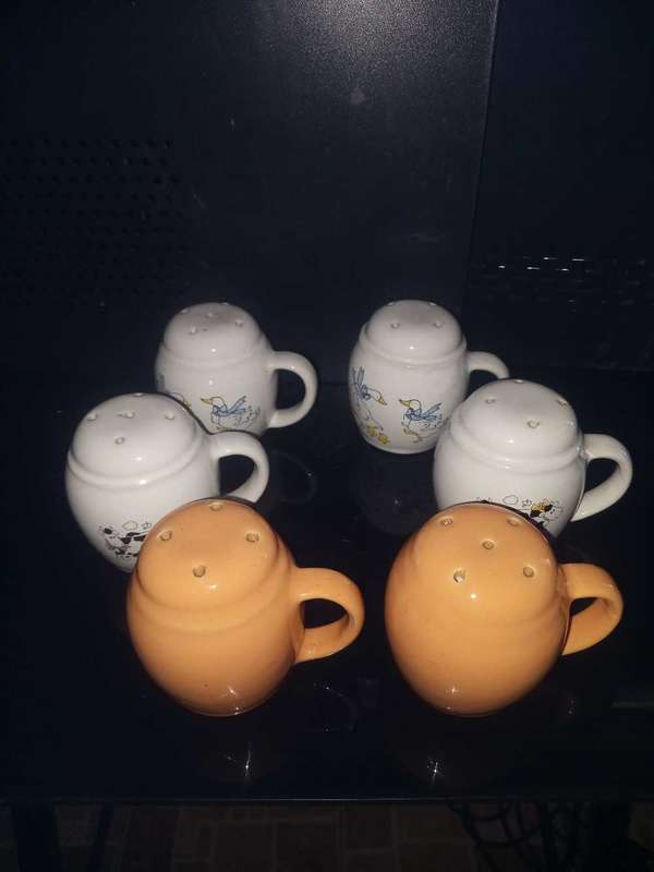Assorted salt and pepper shakers(Lot 1 of 2)