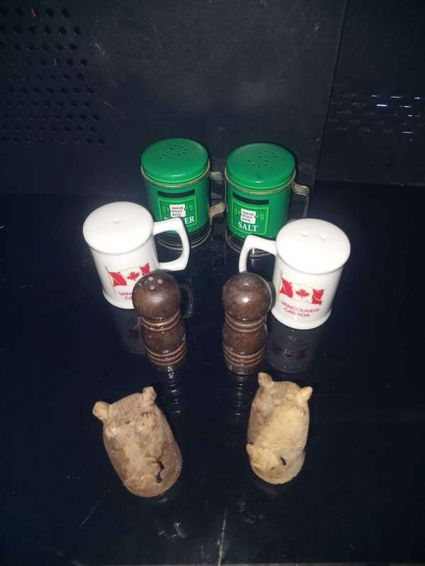 Assorted salt and pepper shakers(Lot 1 of 2)