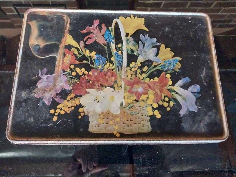 Old collectible bakers LTD cookie tin