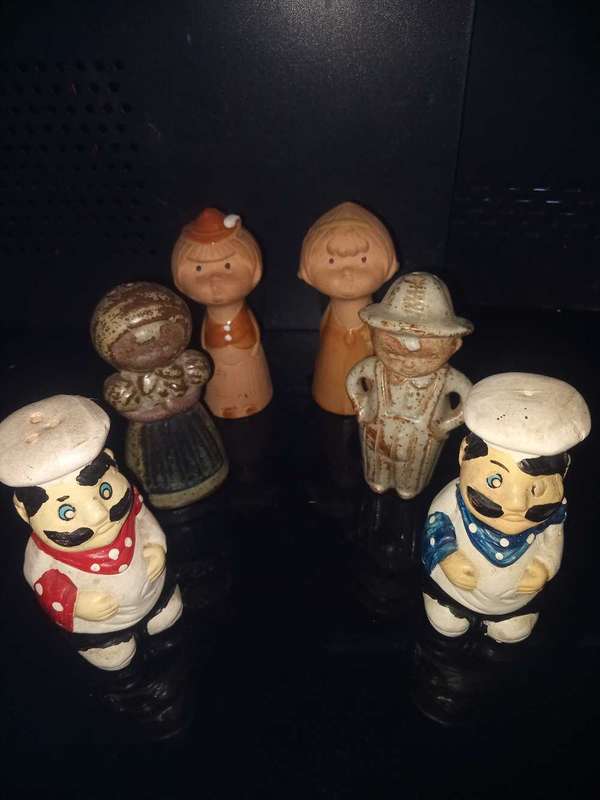 Assorted salt and pepper shakers(Lot 1 of 2)