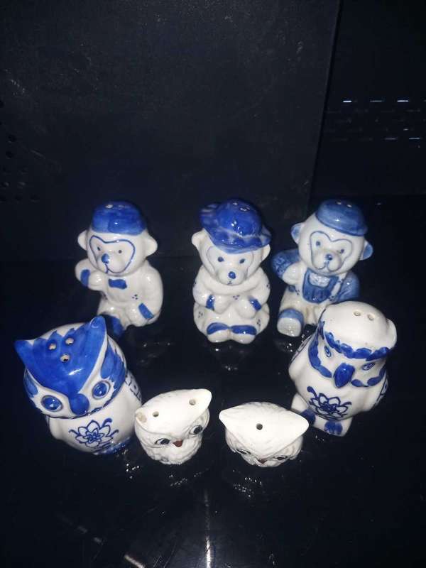 Assorted salt and pepper shakers(Lot 1 of 2)