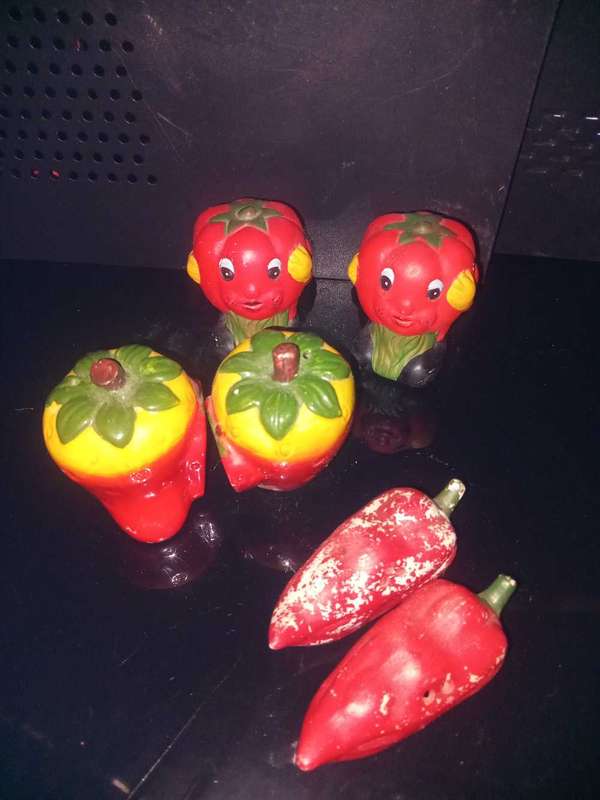 Assorted salt and pepper shakers(Lot 1 of 2)