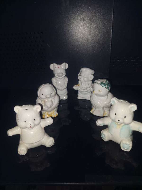 Assorted salt and pepper shakers(Lot 1 of 2)