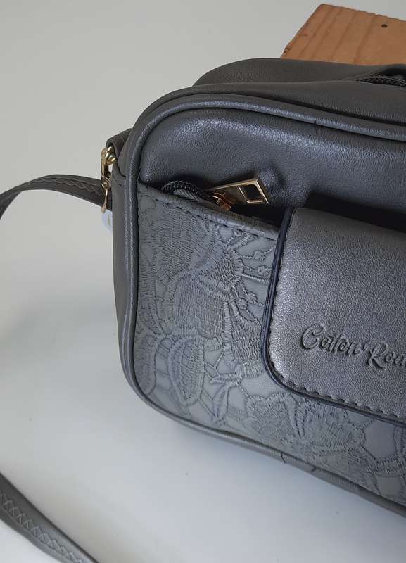 COTTON ROAD SLING BAG IN DARK GREY