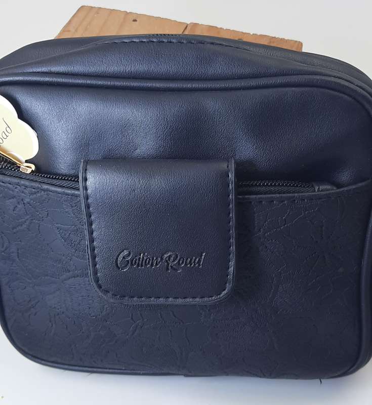 COTTON ROAD SLING BAG IN BLACK