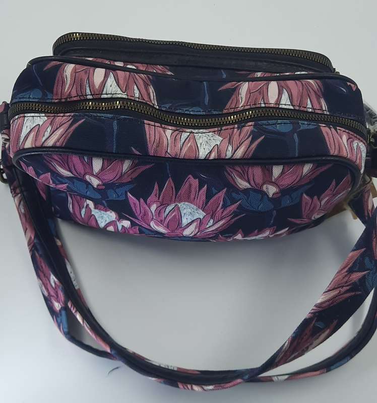 Vivace Shoulder Bag in Pink,black and blue! Protea design! Excellent bag and quality!