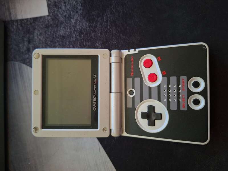 Gameboy Advance SP special edition + Accessories+ Pokemon Saphire Second Hand