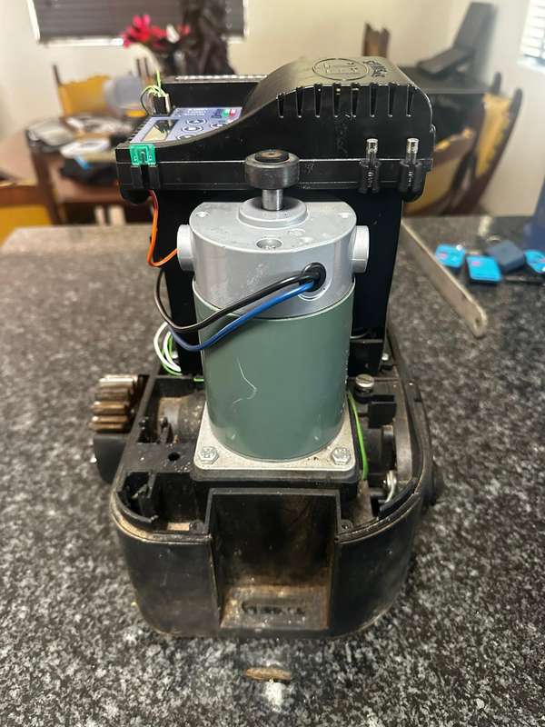 Nice Drive 500 Gate Motor - 4 Remotes