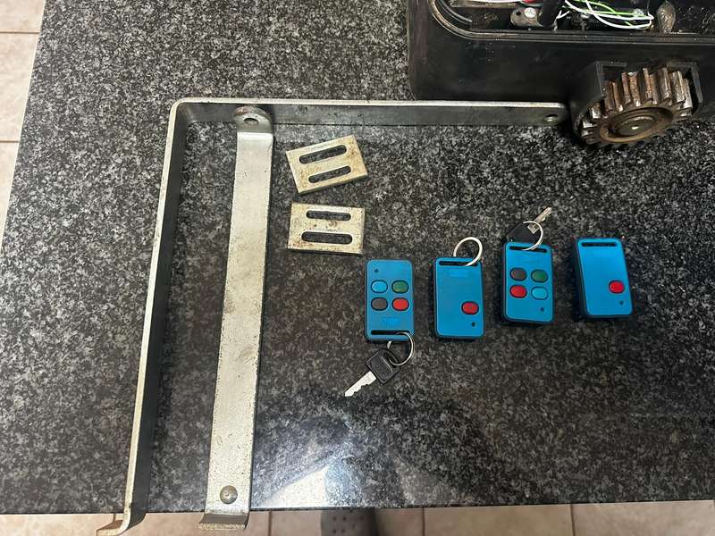 Nice Drive 500 Gate Motor - 4 Remotes