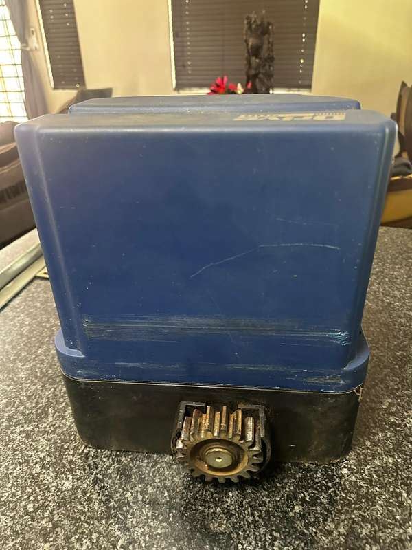 Nice Drive 500 Gate Motor - 4 Remotes
